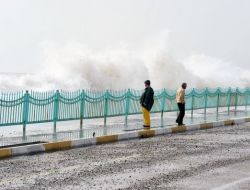 Antalya’da Rüzgar 106 Kilometre Hızla Esti, Dev Dalgalar Yol Kapattırdı