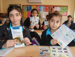 Öğrenciler Güvenli İnternet Konusunda Broşürle Bilgilendiriliyor