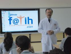 Öğrenciler: Tablet Bilgisayarla Ağır Kitapları Taşımaktan Kurtulduk