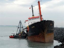 Daphne Adlı Kuru Yük Gemisini Kurtarma Operasyonu Başladı