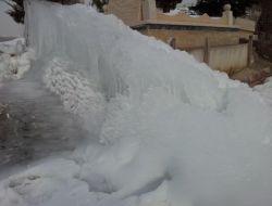 Yozgat’ta Su Borusundan Fışkıran Su 5 Metrelik Buz Kütlesi Oluşturdu
