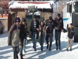 Malazgirt’te Çocuklarla Polisler Kar Üstünde Halay Çekti