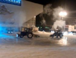 Sibirya’da Traktörlerin Buzda Dans Şovu İstifa Getirdi