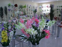 Çin’den İthal Edilen Yapay Çiçekler Adana’dan Türkiye’ye Dağıtılıyor