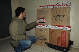 İzmir'de kaçak sigara alışverişi