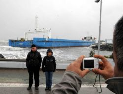 İki Gemi Dev Dalgalara Teslim Oldu