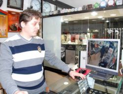 Saat Cebe İndiren Çifti, Güvenlik Kamerası Yakalattı