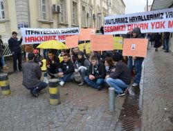 İzmir Büyükşehir'in Atamadığı İtfaiyeciler Yağmur Altında Eylem Yaptı