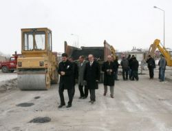 Belediye Ekipleri Bozulan Yollarda Tamir Çalışması Yapıyor