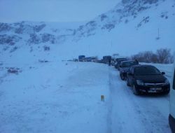 Ağrı- Van Karayoluna Çığ Düştü, Çok Sayıda Araç Mahsur Kaldı