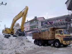 Çağlayancerit Belediyesi 2 Metre Karla Mücadele Ediyor