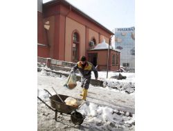 Cami Önüne Çöp Ayıbı Tepki Çekiyor