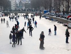 Amsterdam’ın Kanalları Buz Pisti Oldu