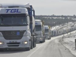 Hamzabeyli Sınır Kapısı'nda Kar Kuyruğu