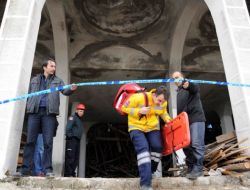 Cami İçinde Çöken İskelenin Altında Kalan İşçi Yaralandı
