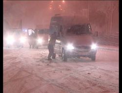Kar Aniden Bastırınca Onlarca Araç Yolda Kaldı