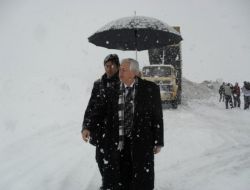 Muş Belediyesi Günde 180 Kamyon Kar Taşıyor