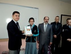 Yeşilli Kaymakamı Öğrencilere Kaynak Kitap Dağıttı