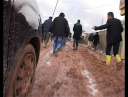 Bu Köyün Çamurla Başı Dertte