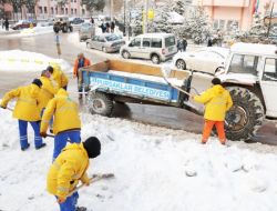 Belediye Ekiplerinin Kaldırımlarda Kar Mesaisi Devam Ediyor