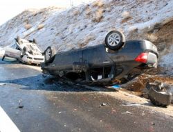 İki Otomobil Aynı Noktada Kaygan Zeminde Takla Attı