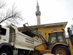 Yenimahalle'de Ekipler Cami, Sağlık Ocağı, Okulların Önlerini Temizliyor
