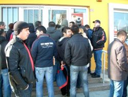 DÜZCE'DE İNDİRİM İZDİHAMI