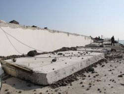 Dev Dalgalar İstinat Duvarlarını Yıktı