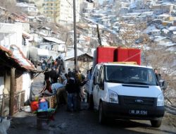 Toprak Kayması Sonucu Evlerini Boşaltanlara Belediyeden Destek