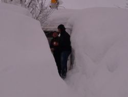 Bitlis’te Evler Karda Kayboldu