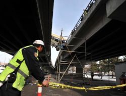 Köprüde Asılı Kalan Minibüsün Yolcularından Biri Alt Yola Düştü (2)