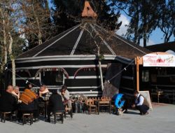 Yaptığı Çadırlarla Toroslardaki Yörük Yaşamını Tanıtıyor