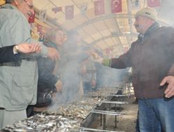 Karadenizliler İzmir'de 500 Metrelik Hamsi Mangalı Yaptı