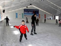 Kayak Meraklıları Belediyenin Pistine Akın Etti