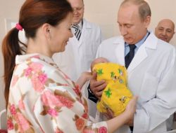 PUTİN MAVİ BONCUK DAĞITTI