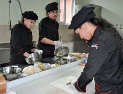Aşçılık Takımı Yemek Yarışmasına Hazırlanıyor