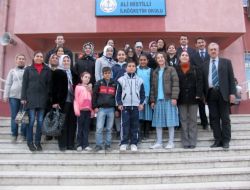 Bahar Kolejinden Kardeş Okula Kıyafet Yardımı