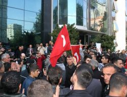 Meclis Toplantısı Sırasında Seyyar Satıcılar Belediye Önünde Eylem Yaptı