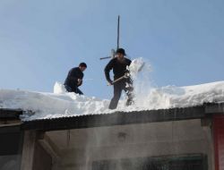 Çatıda Tehlikeli Kar Temizliği