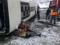 Yolcu Otobüsü Bariyere Çarpıp Yan Yattı: 1’i Çocuk 5 Kişi Öldü 25 Kişi Yaralandı