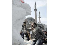 Heykeltıraşlar, Şehir Meydanında Kardan Heykel Yaptı