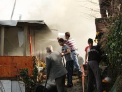 Köylüler, Teras Kattaki Yangını Kar Atarak Söndürmeye Çalıştı