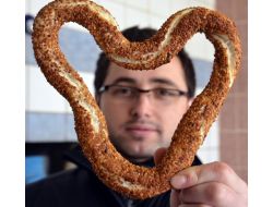 Edirneli Fırıncı Sevgiler Günü’ne Özel Simit Çıkarttı