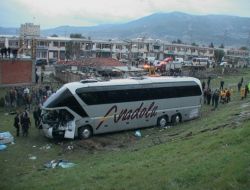 İzmir'de Yolcu Otobüsü Şarampole Yuvarlandı