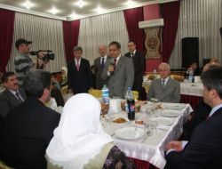 Vali Tapsız, Vanlı Depremzedelere Moral Verdi