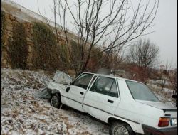 Karlı Havada Kayan Otomobil 30 Metreden Aşağı Düştü