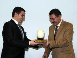 Üniversitelilerden Gökçek'e Deve Kuşu Yumurtası