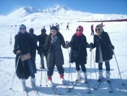 Üçgül Lisesi Mezunları Erciyes'te Kayak Yaptı