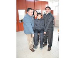 İlköğretim Öğrencileri, Topladıkları Mavi Kapaklarla Engelli Genci Mutlu Etti