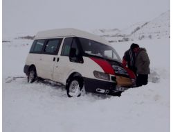 ARDAHAN'DA KAR YOLLARI KAPADI
